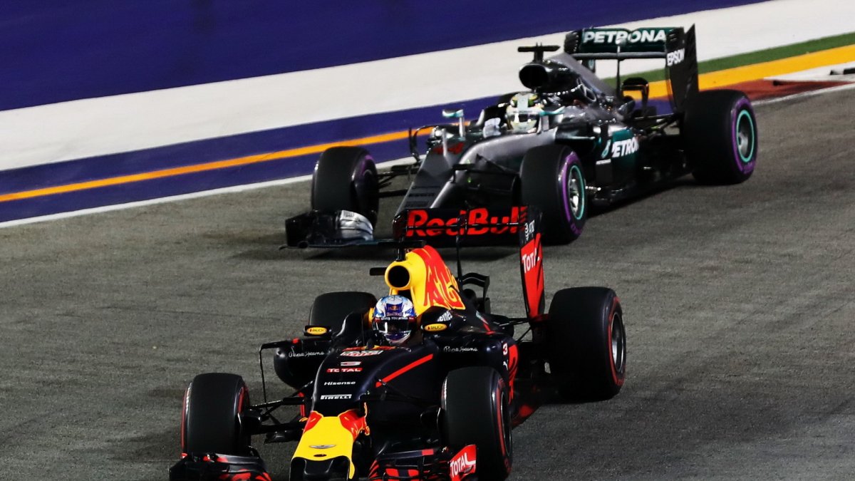 Daniel Ricciardo a Lewis Hamilton v závodě v Singapuru