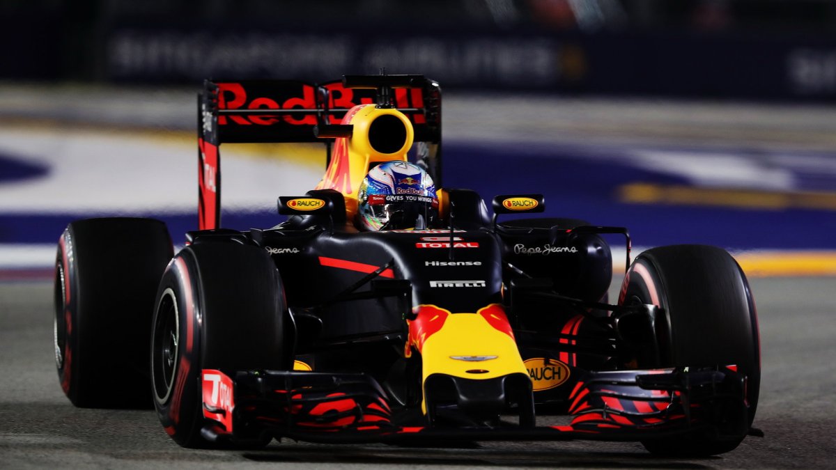 Daniel Ricciardo v závodě v Singapuru