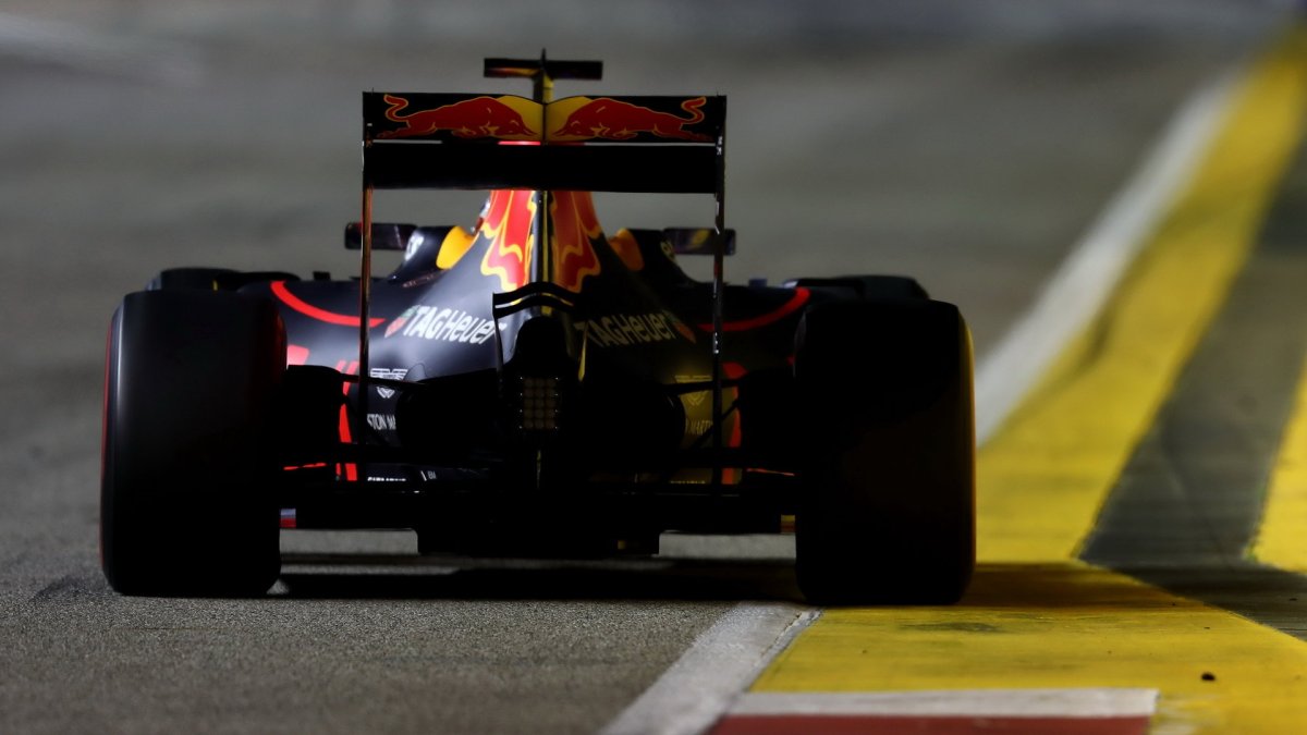 Daniel Ricciardo v závodě v Singapuru