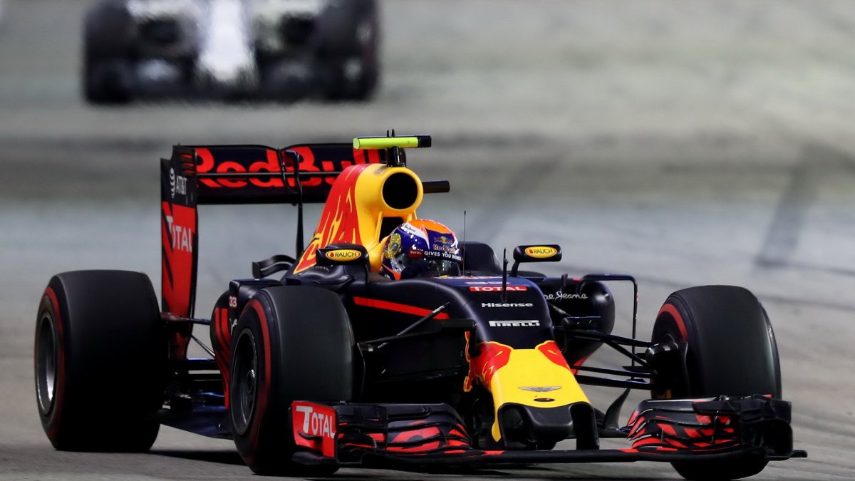Max Verstappen v závodě v Singapuru