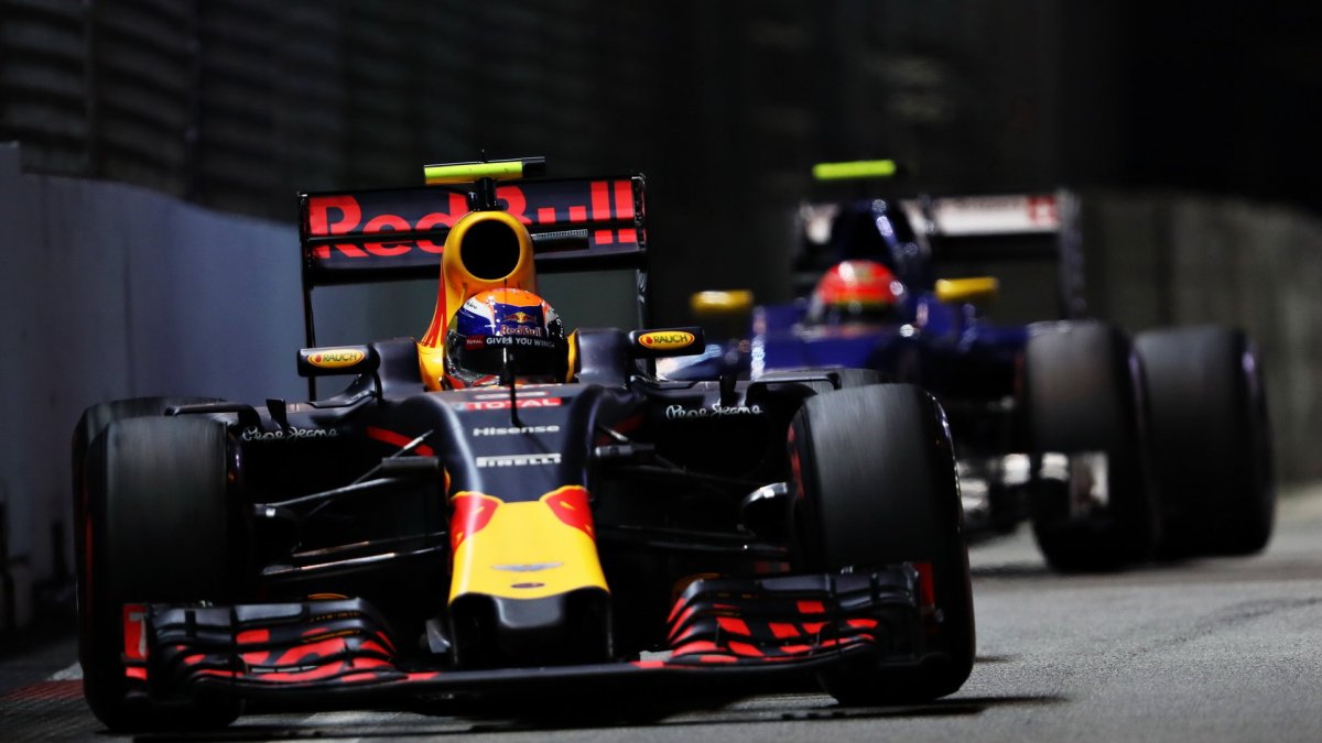 Max Verstappen v závodě v Singapuru