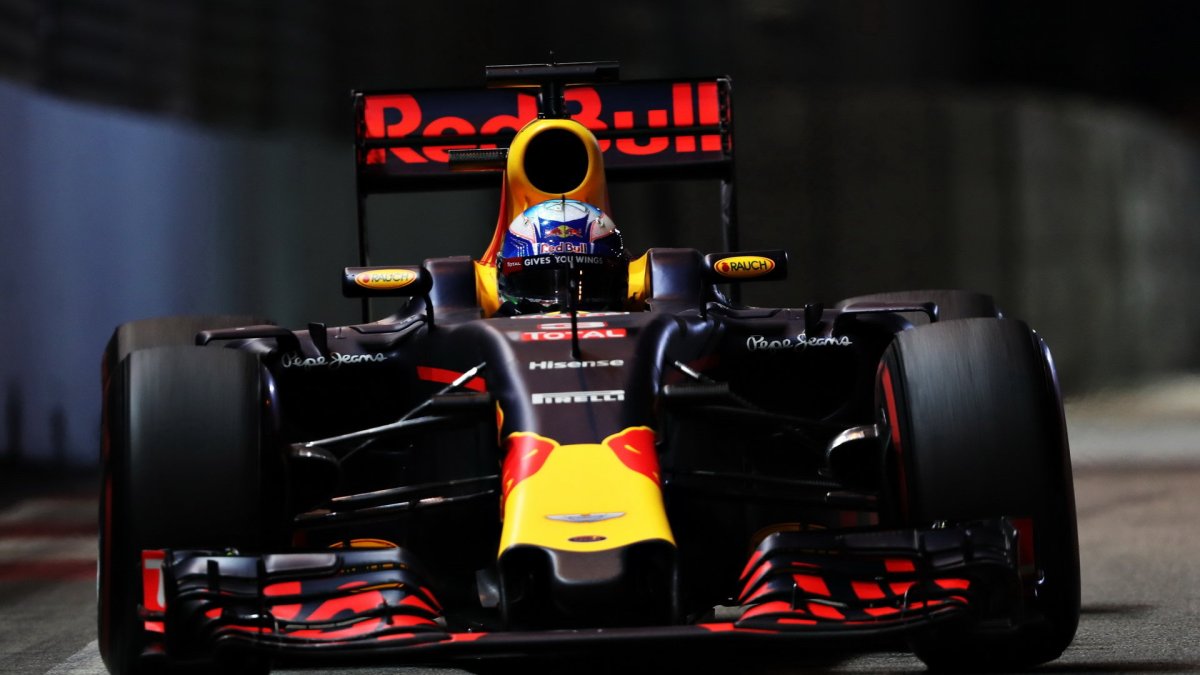 Daniel Ricciardo v závodě v Singapuru