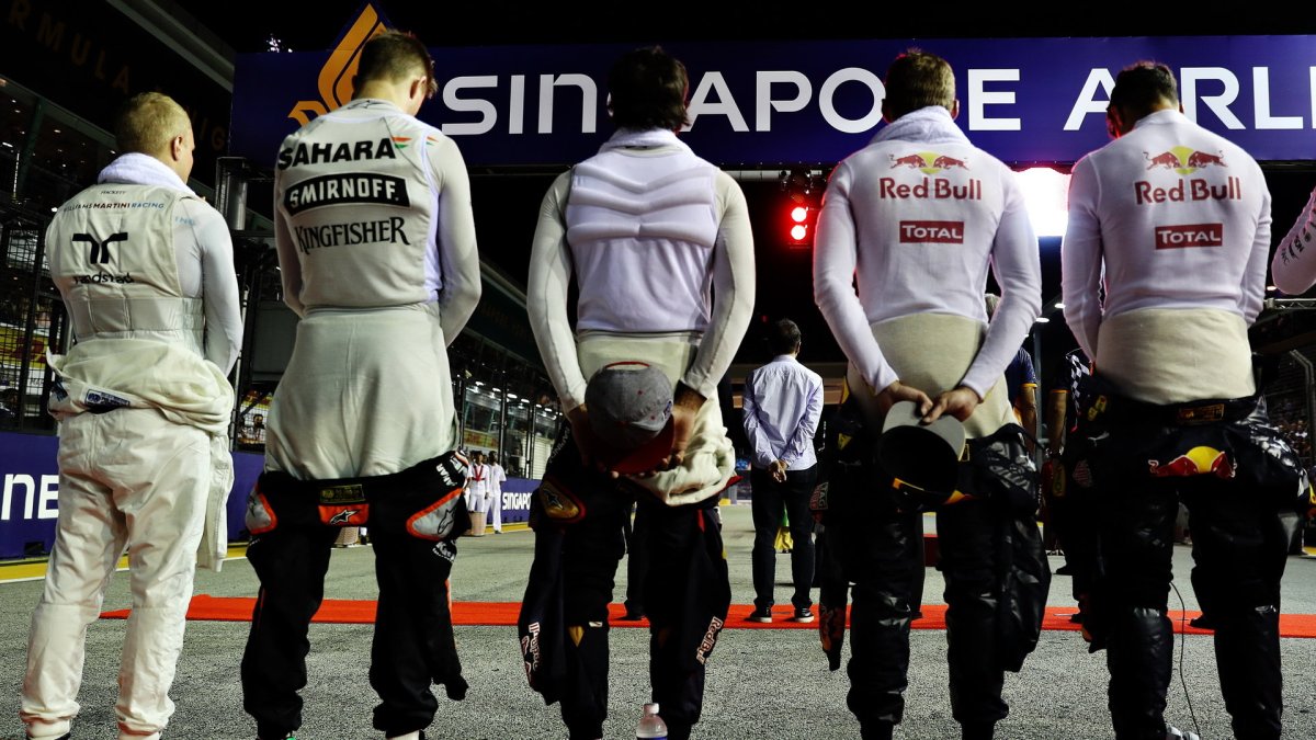 Piloti před závodem v Singapuru