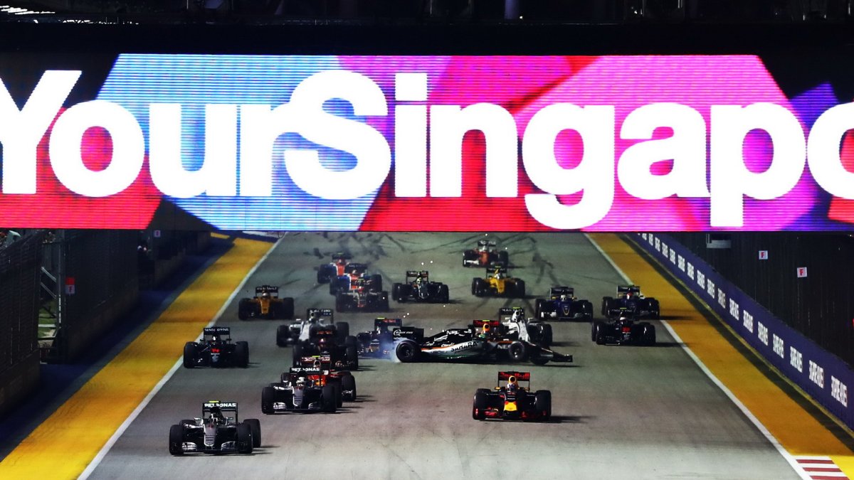 Start závodu a nehoda Nica Hülkenberga v Singapuru