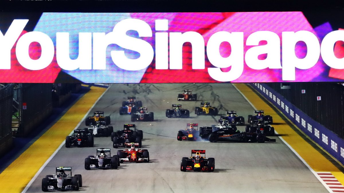 Start závodu a nehoda Nica Hülkenberga v Singapuru