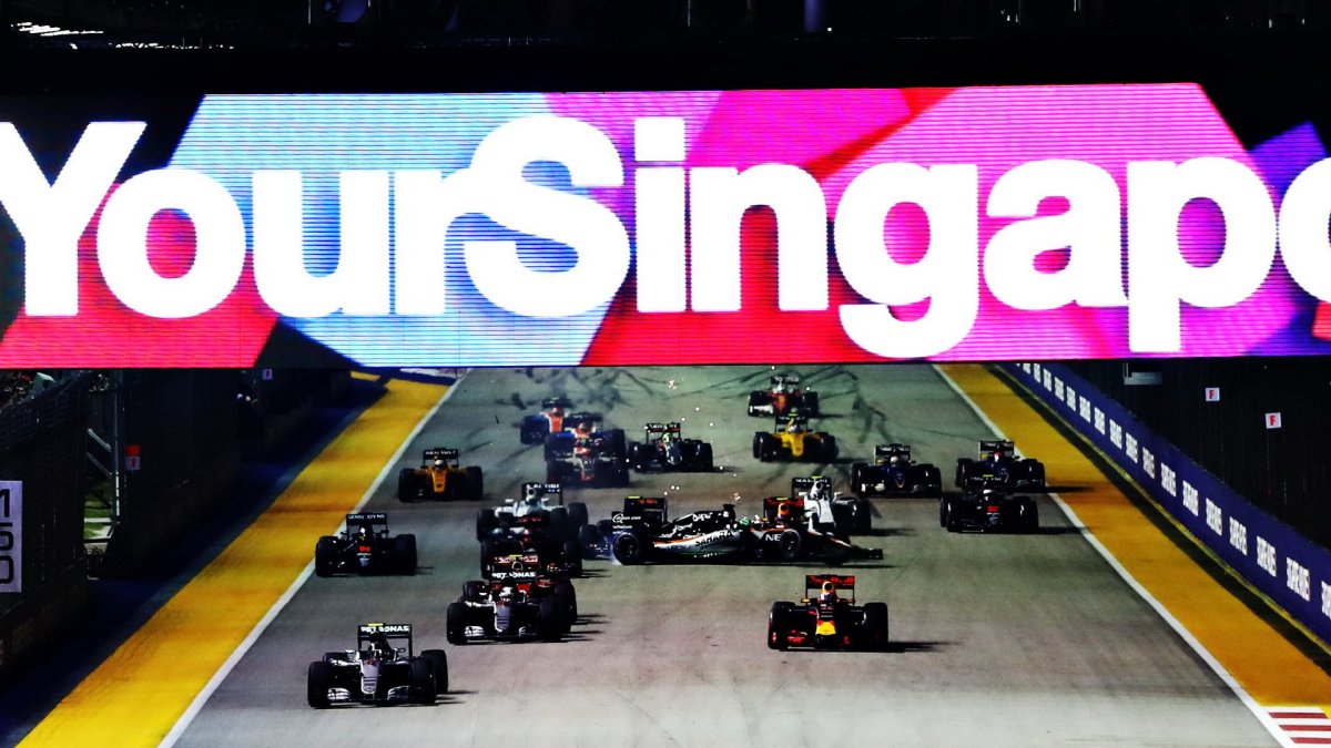 Start závodu a nehoda Nica Hülkenberga v Singapuru