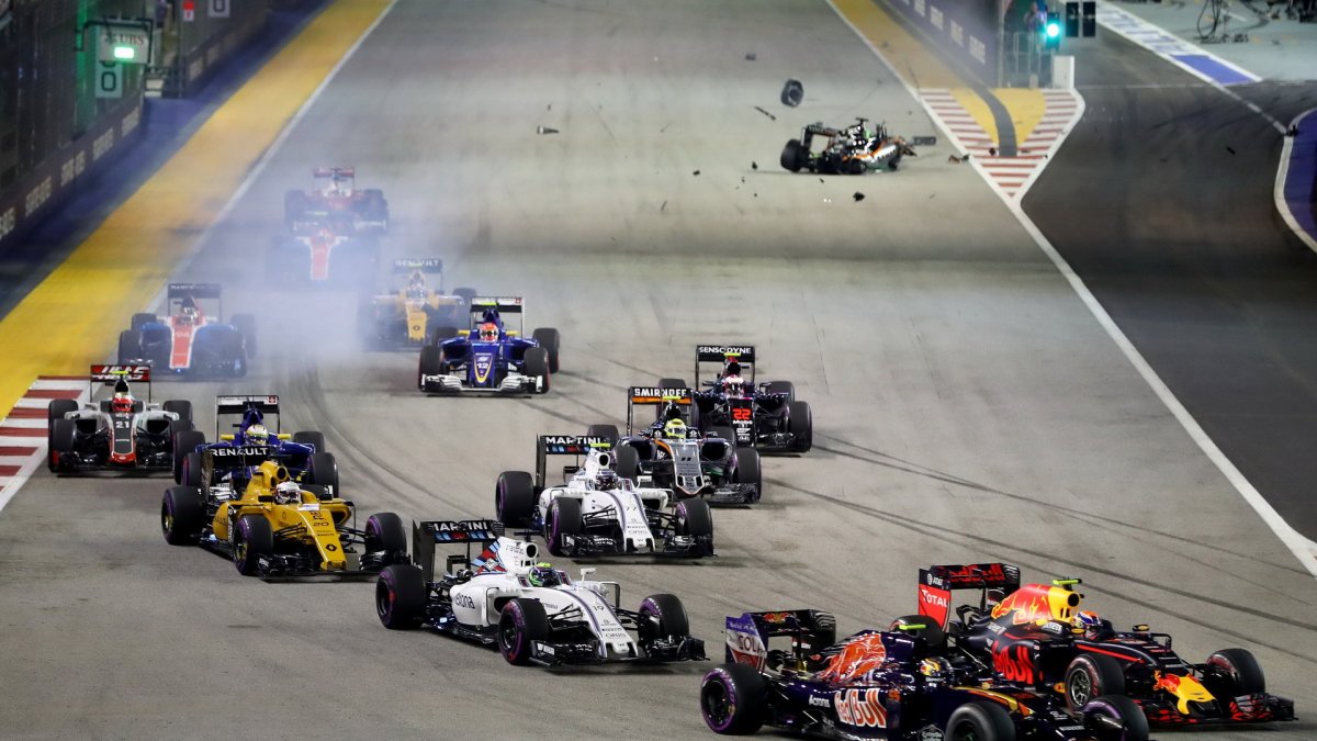 Start závodu a nehoda Nica Hülkenberga v Singapuru