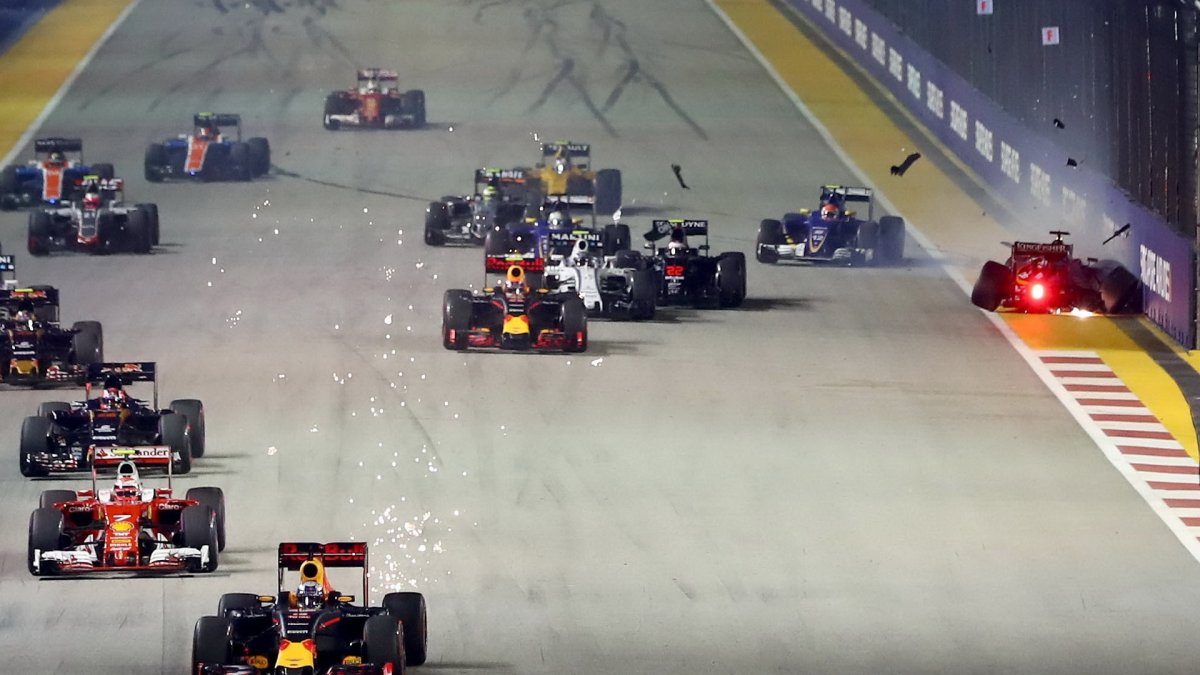 Start závodu a nehoda Nica Hülkenberga v Singapuru