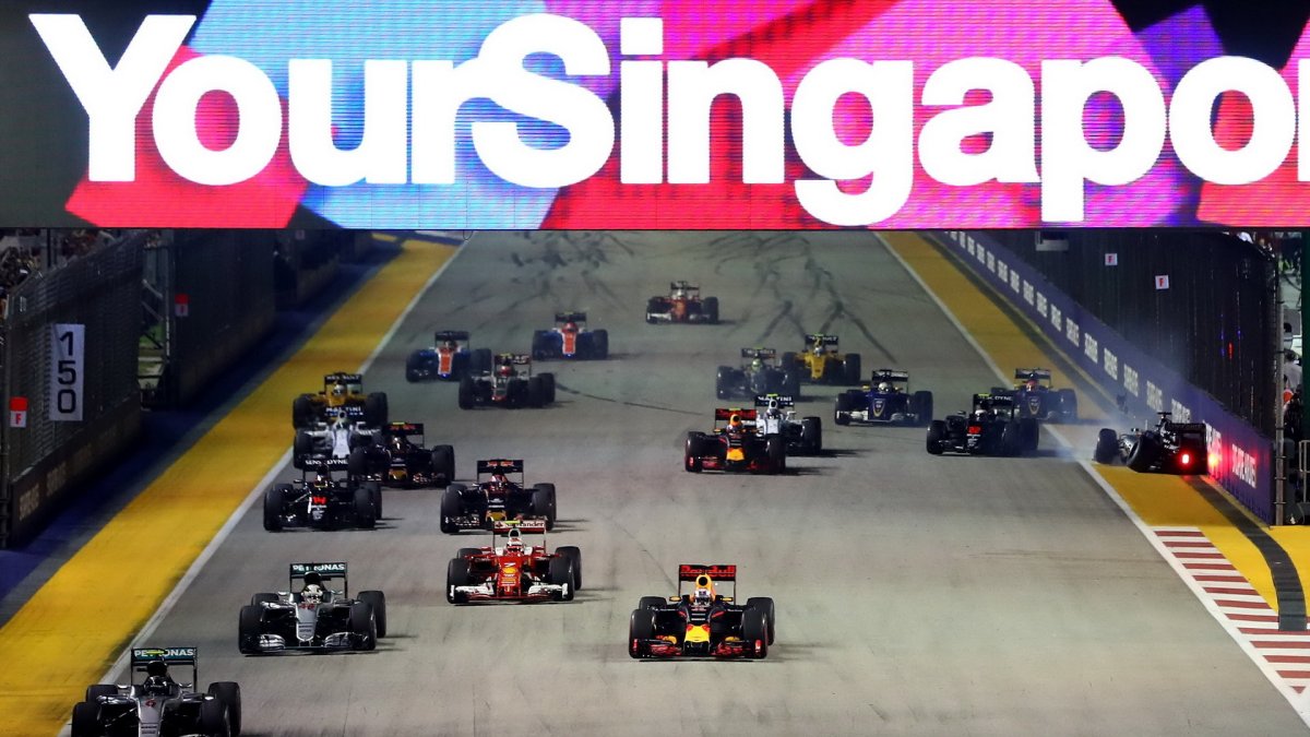 Start závodu a nehoda Nica Hülkenberga v Singapuru