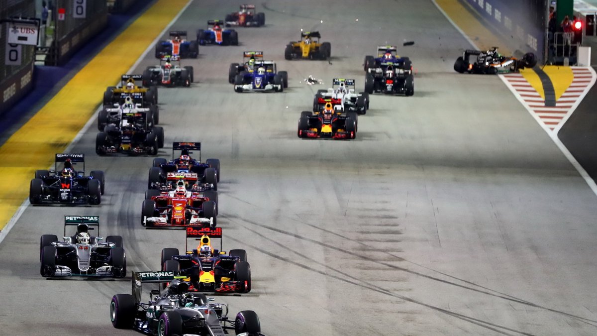 Start závodu a nehoda Nica Hülkenberga v Singapuru