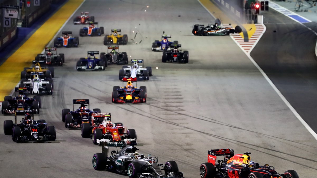 Start závodu a nehoda Nica Hülkenberga v Singapuru