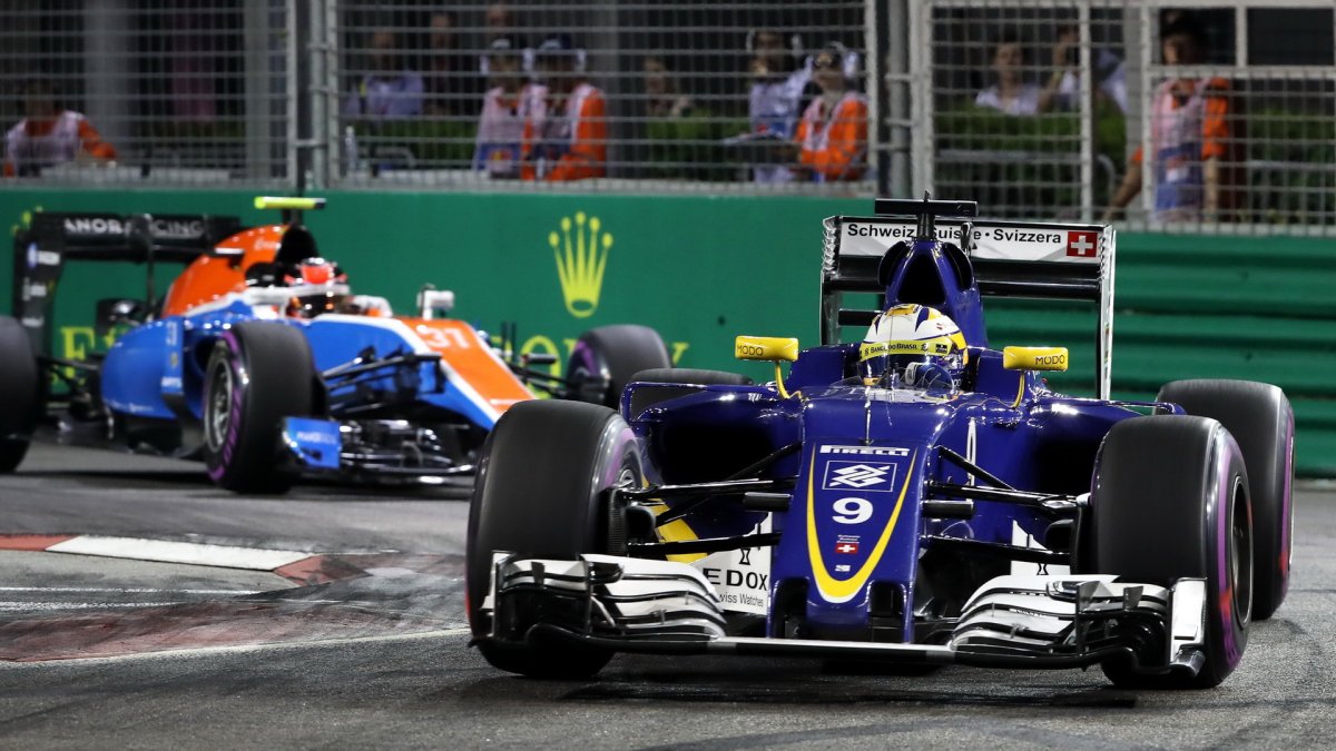 Marcus Ericsson a Esteban Ocon při sobotním tréninku v Singapuru