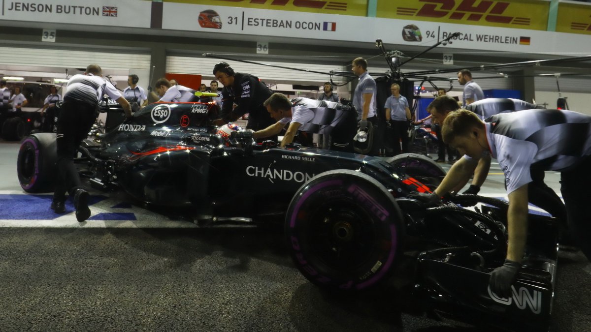 Jenson Button v kvalifikaci v Singapuru