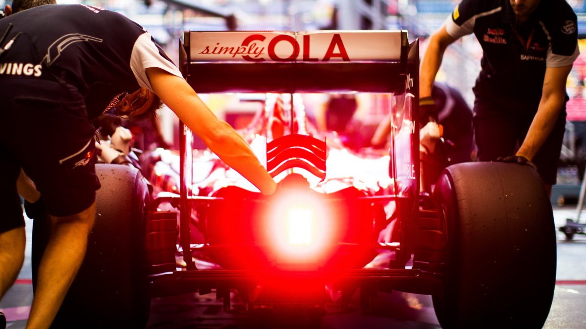 Daniil Kvjat v kvalifikaci v Singapuru