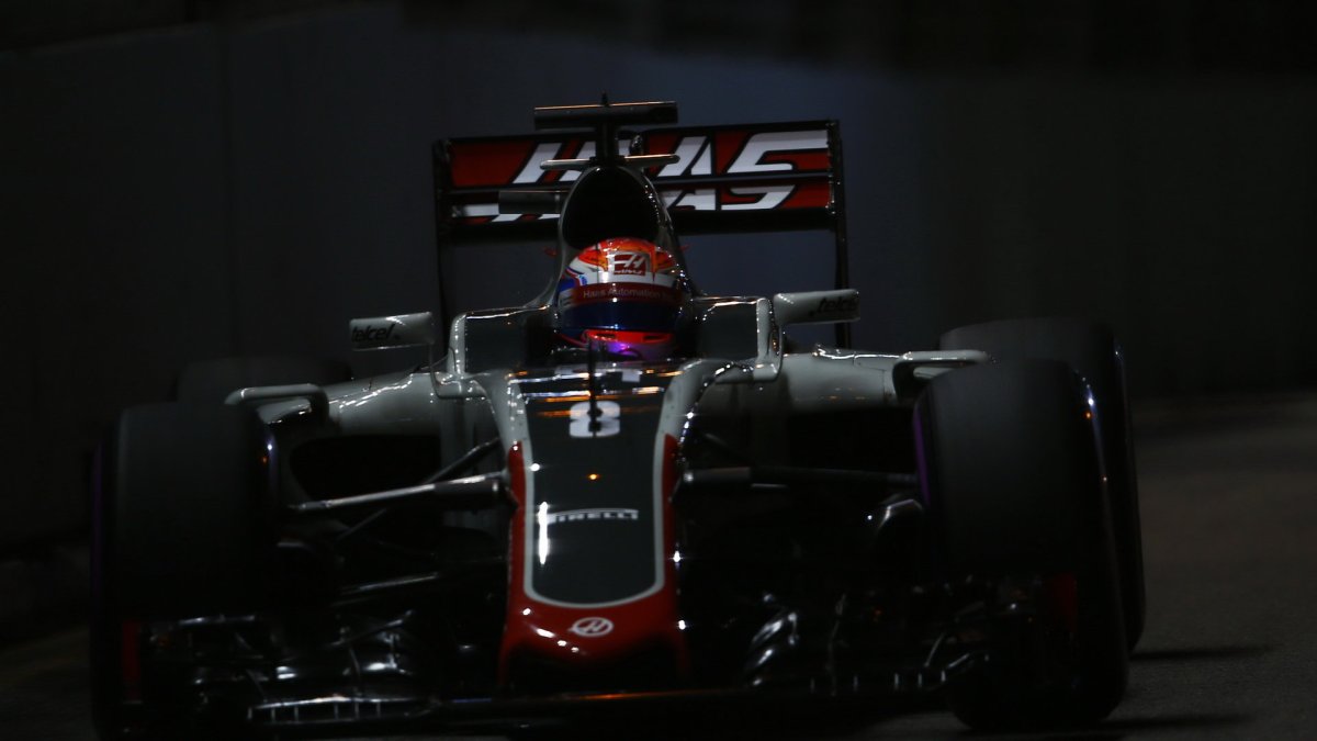 Romain Grosjean při pátečním tréninku v Singapuru