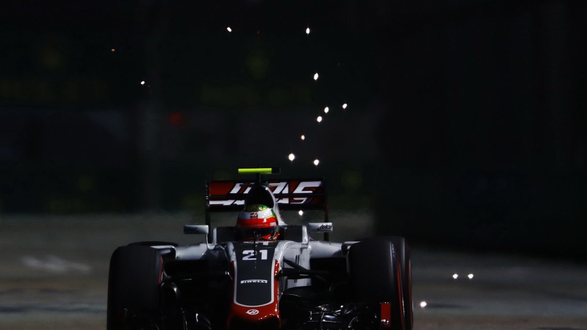 Esteban Gutiérrez při pátečním tréninku v Singapuru