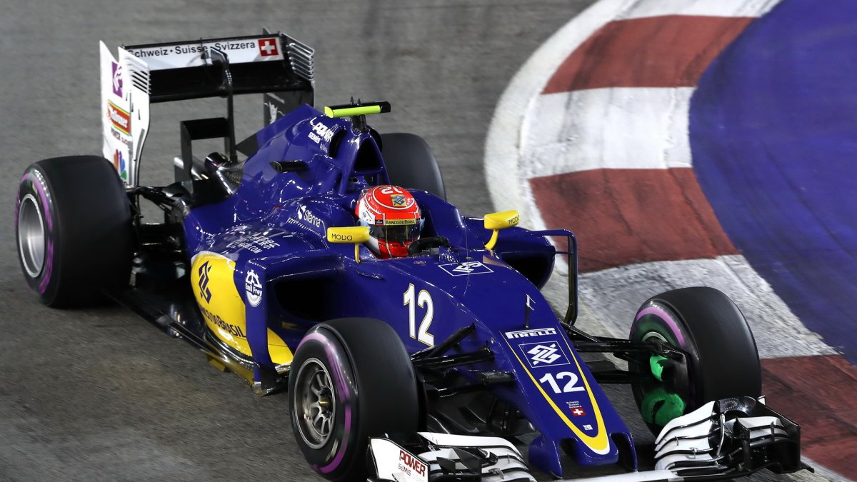 Felipe Nasr s flow-visem na předním kole při pátečním tréninku v Singapuru