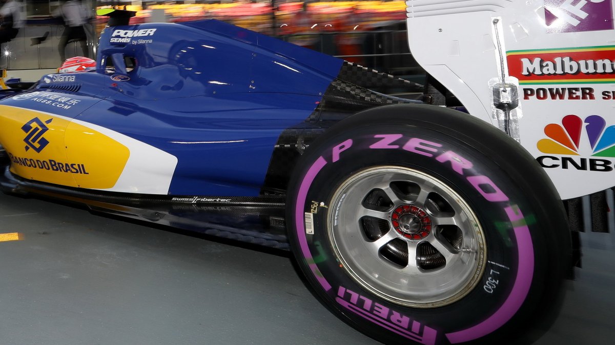 Felipe Nasr při pátečním tréninku v Singapuru
