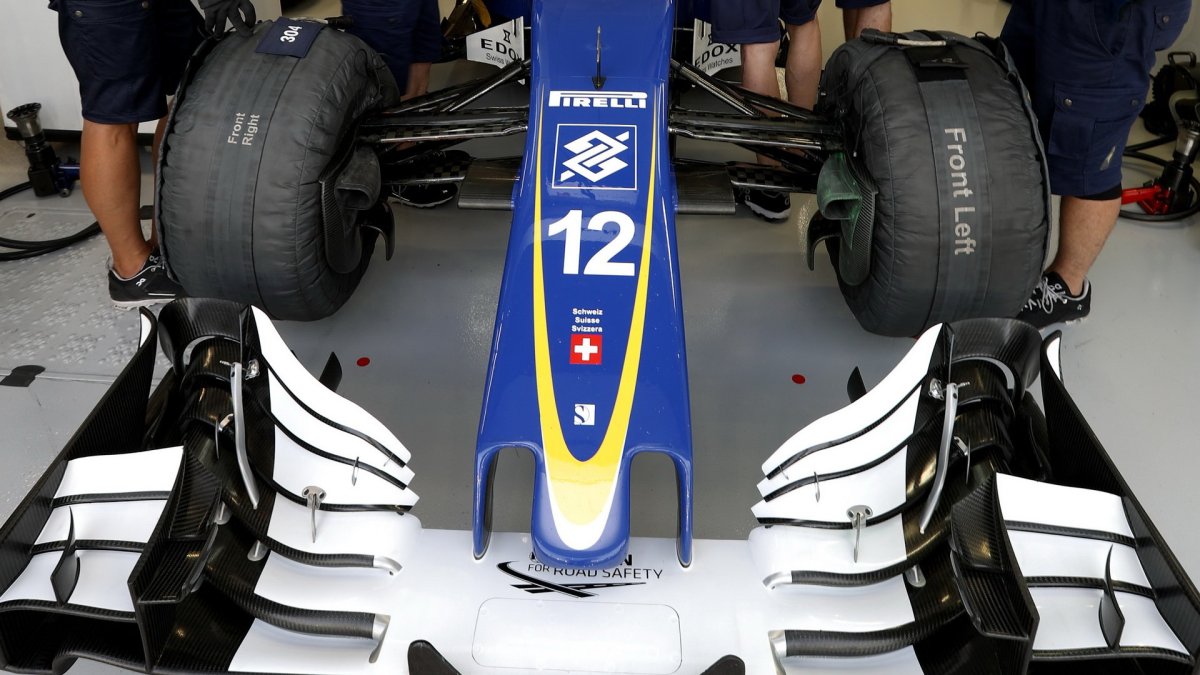 Přední křídlo vozu Sauber | Sauber C35 - Ferrari při pátečním tréninku v Singapuru