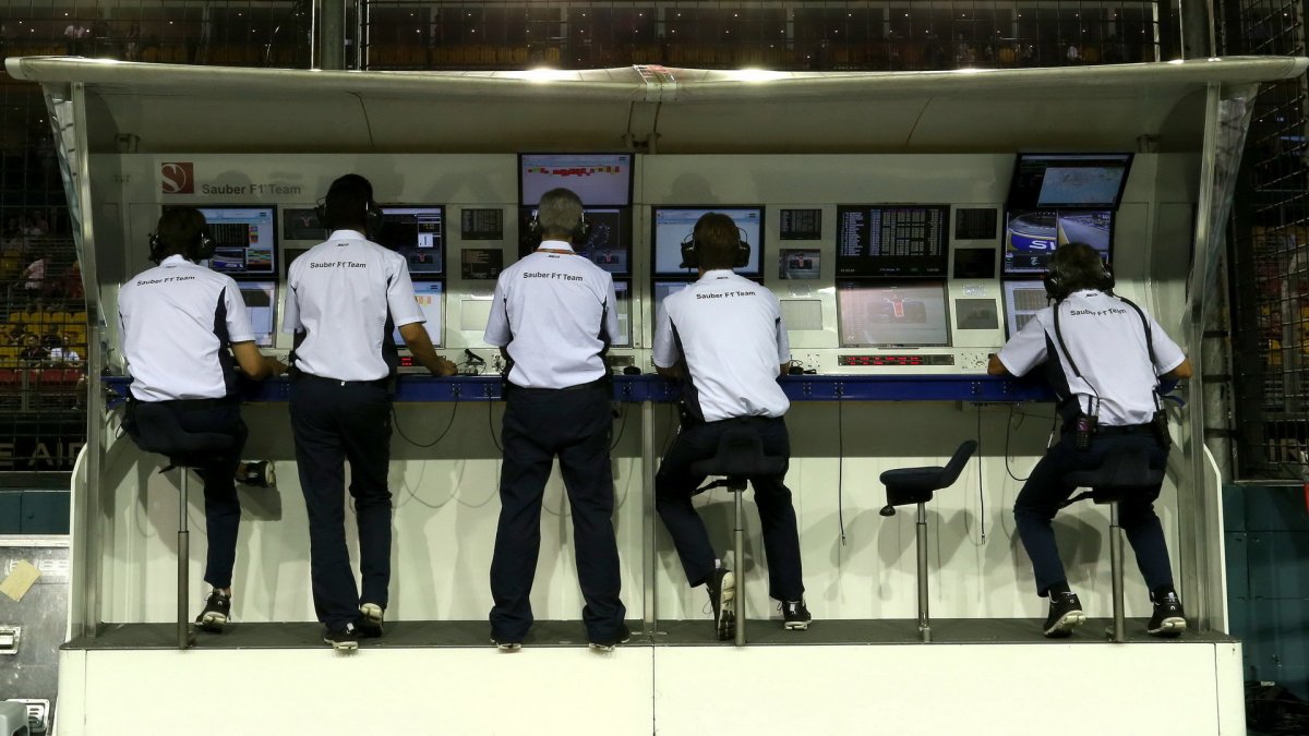 Pitwall týmu Sauber při pátečním tréninku v Singapuru