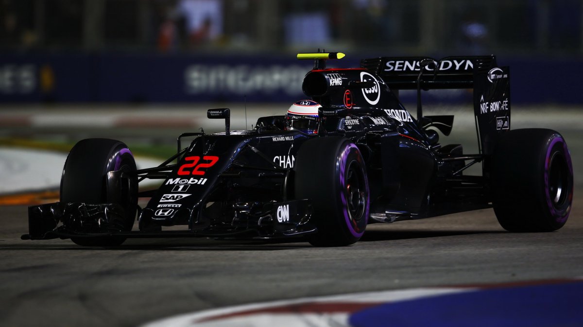 Jenson Button při pátečním tréninku v Singapuru