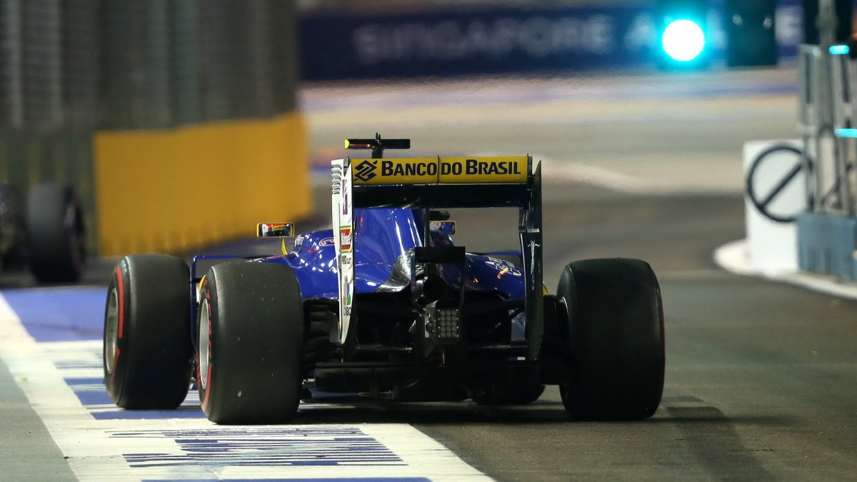 Felipe Nasr při pátečním tréninku v Singapuru