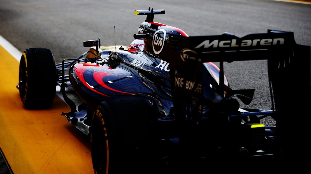 Jenson Button při pátečním tréninku v Singapuru