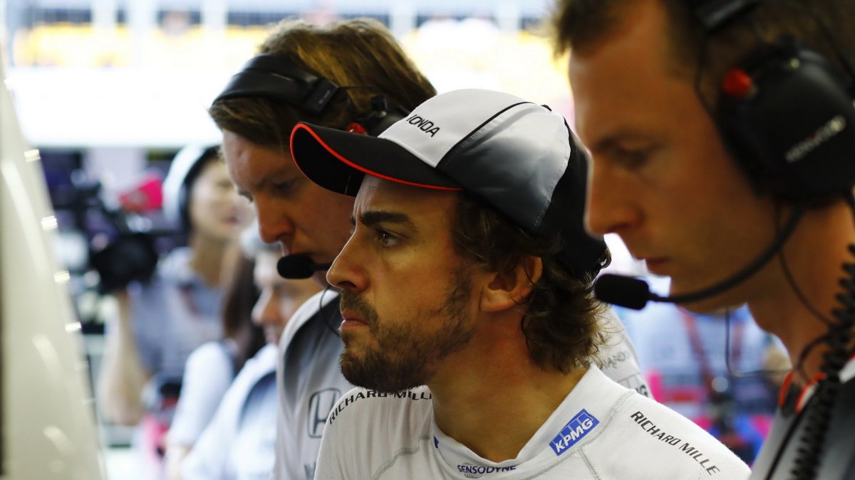 Fernando Alonso při pátečním tréninku v Singapuru