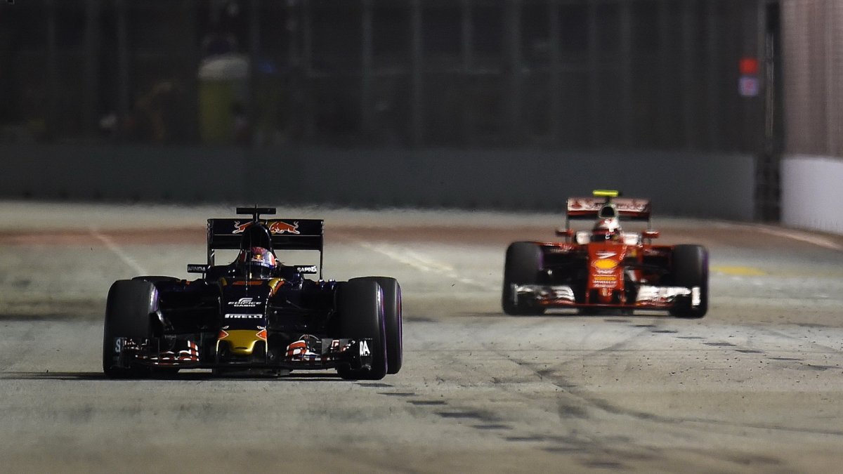 Daniil Kvjat a Kimi při pátečním tréninku v Singapuru