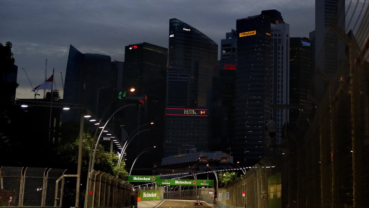 Valtteri Bottas při pátečním tréninku v Singapuru