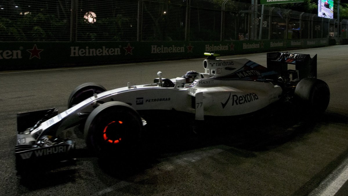 Valtteri Bottas při pátečním tréninku v Singapuru