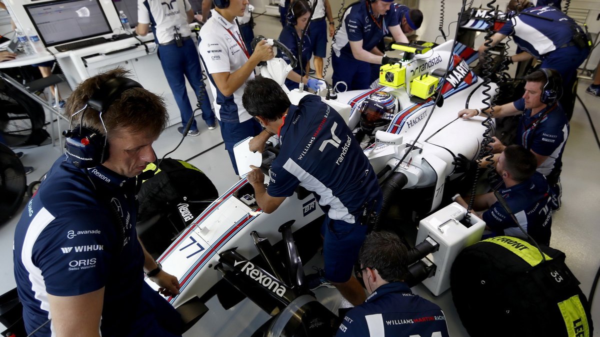 Valtteri Bottas při pátečním tréninku v Singapuru