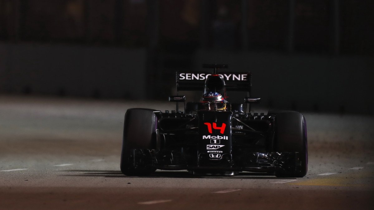 Fernando Alonso při pátečním tréninku v Singapuru