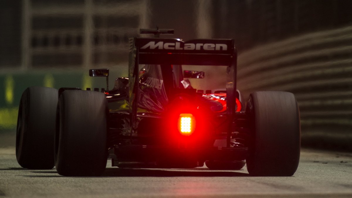 Fernando Alonso při pátečním tréninku v Singapuru