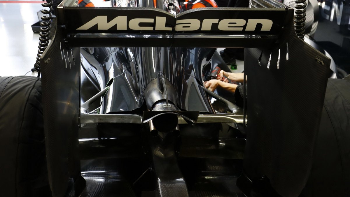 Jenson Button při pátečním tréninku v Singapuru