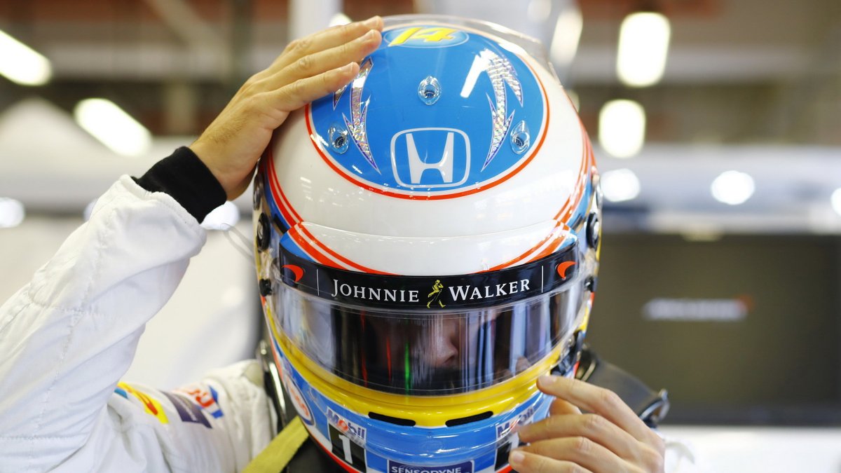 Fernando Alonso při pátečním tréninku v Singapuru