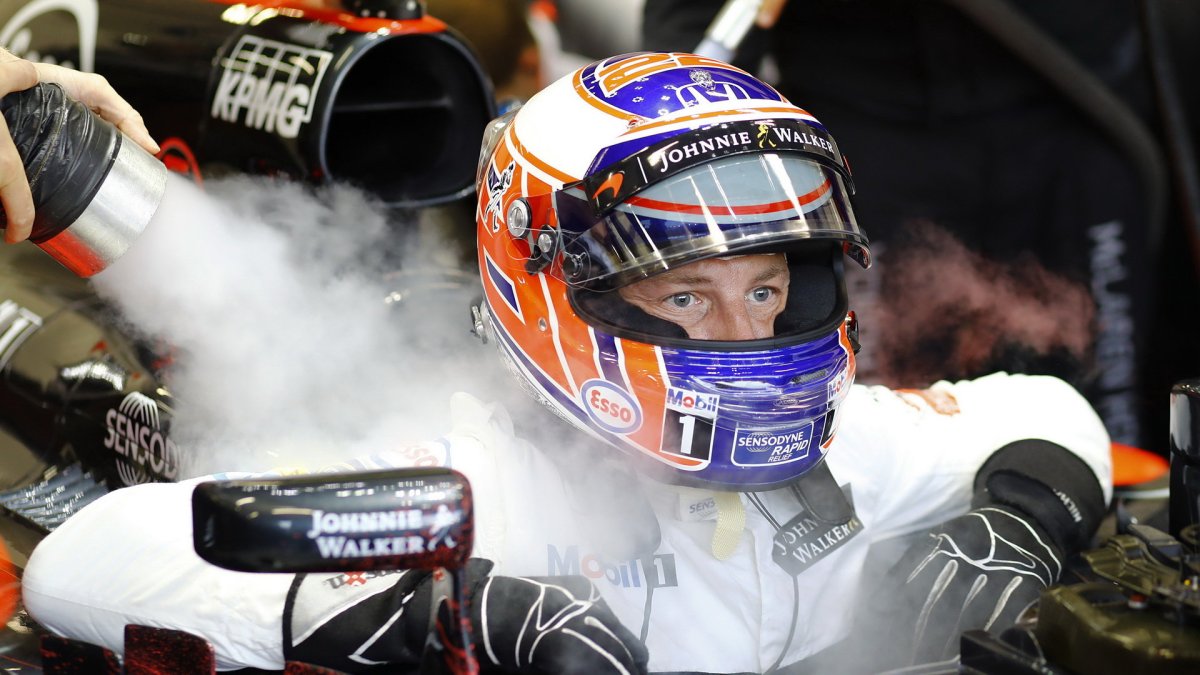 Jenson Button se chladí při pátečním tréninku v Singapuru