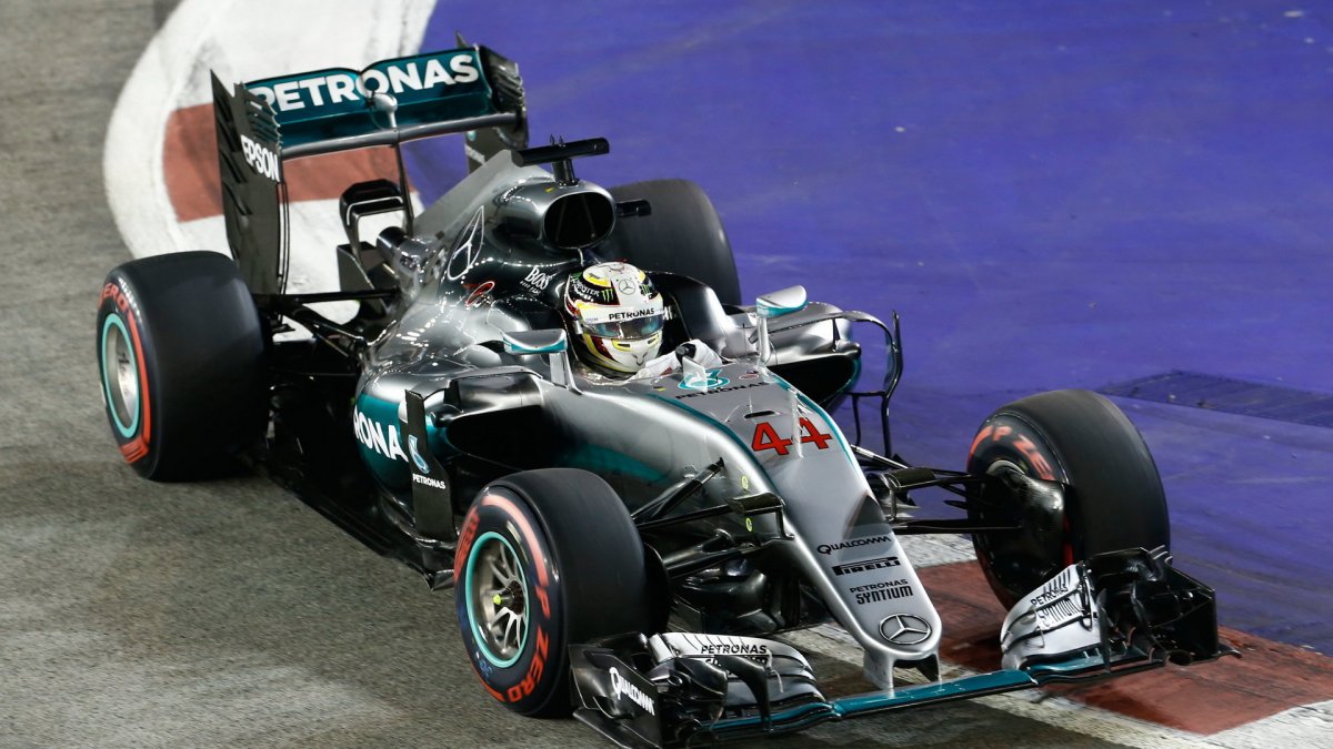 Lewis Hamilton při pátečním tréninku v Singapuru