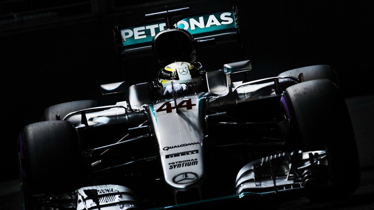 Lewis Hamilton při pátečním tréninku v Singapuru