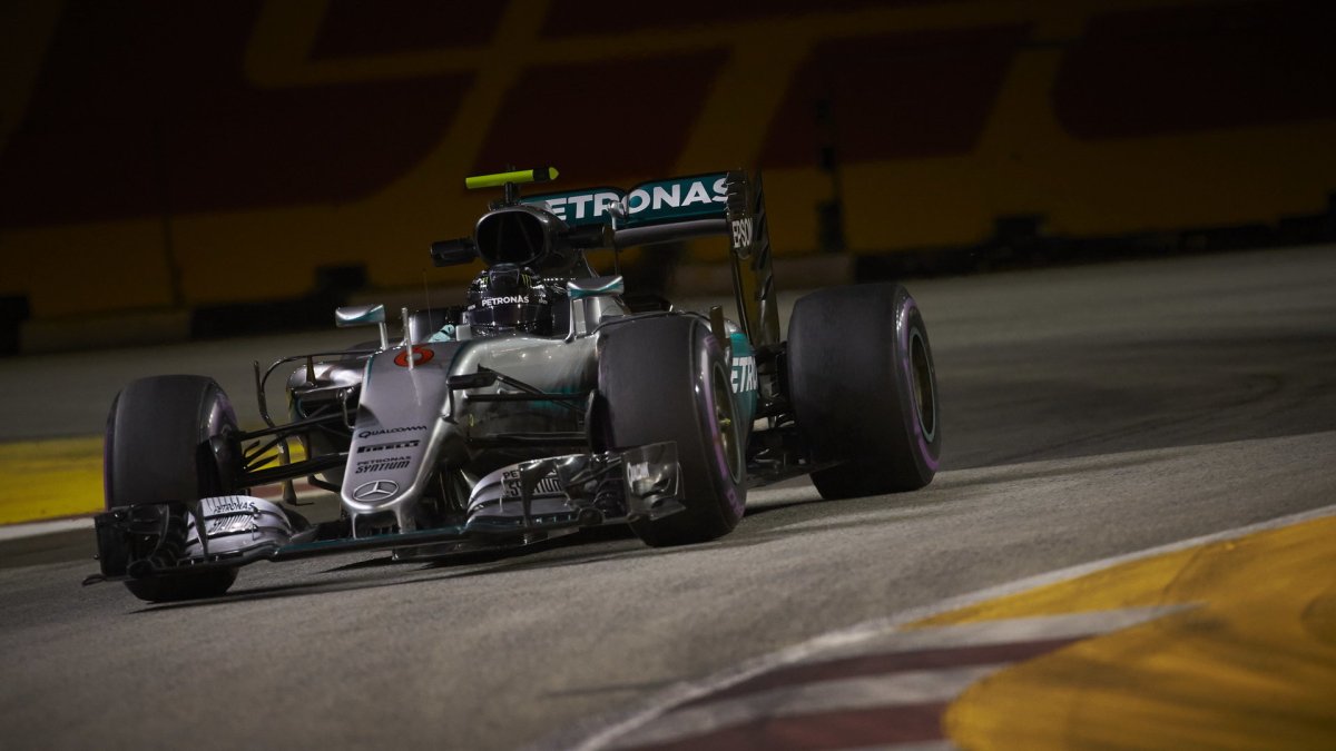 Nico Rosberg při pátečním tréninku v Singapuru