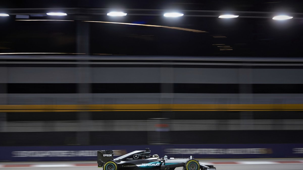 Lewis Hamilton při pátečním tréninku v Singapuru