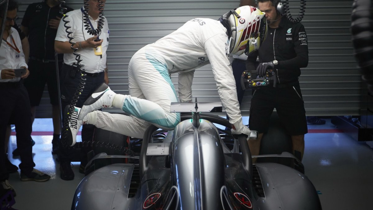 Lewis Hamilton při pátečním tréninku v Singapuru