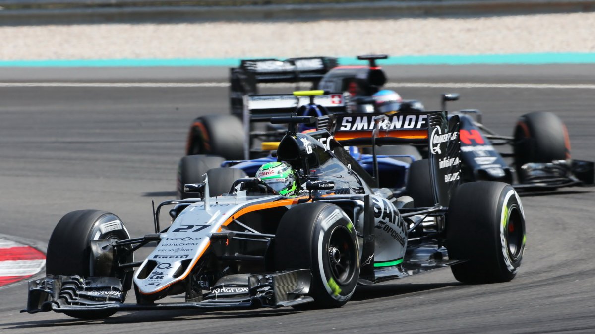 Nico Hülkenberg a Fernando Alonso v závodě v Malajsii