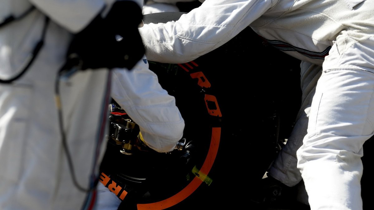 Výměna pneumatik týmu Williams v závodě v Malajsii