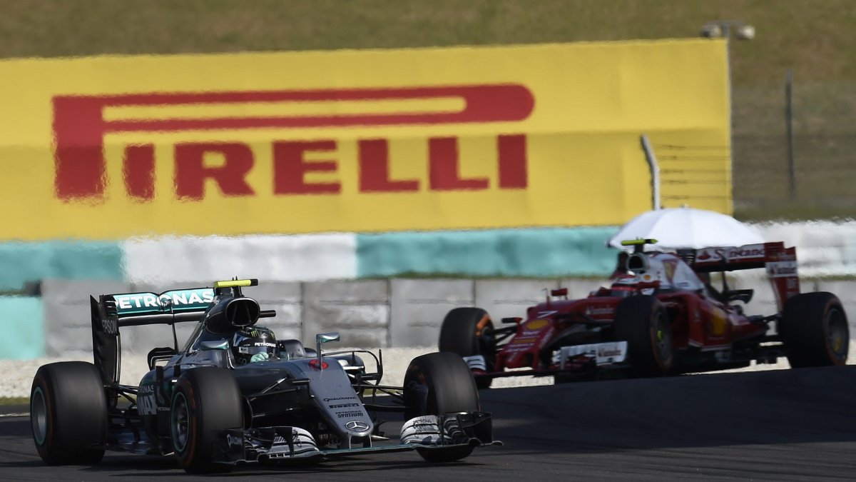 Nico Rosberg a Kimi Räikkönen v závodě v Malajsii