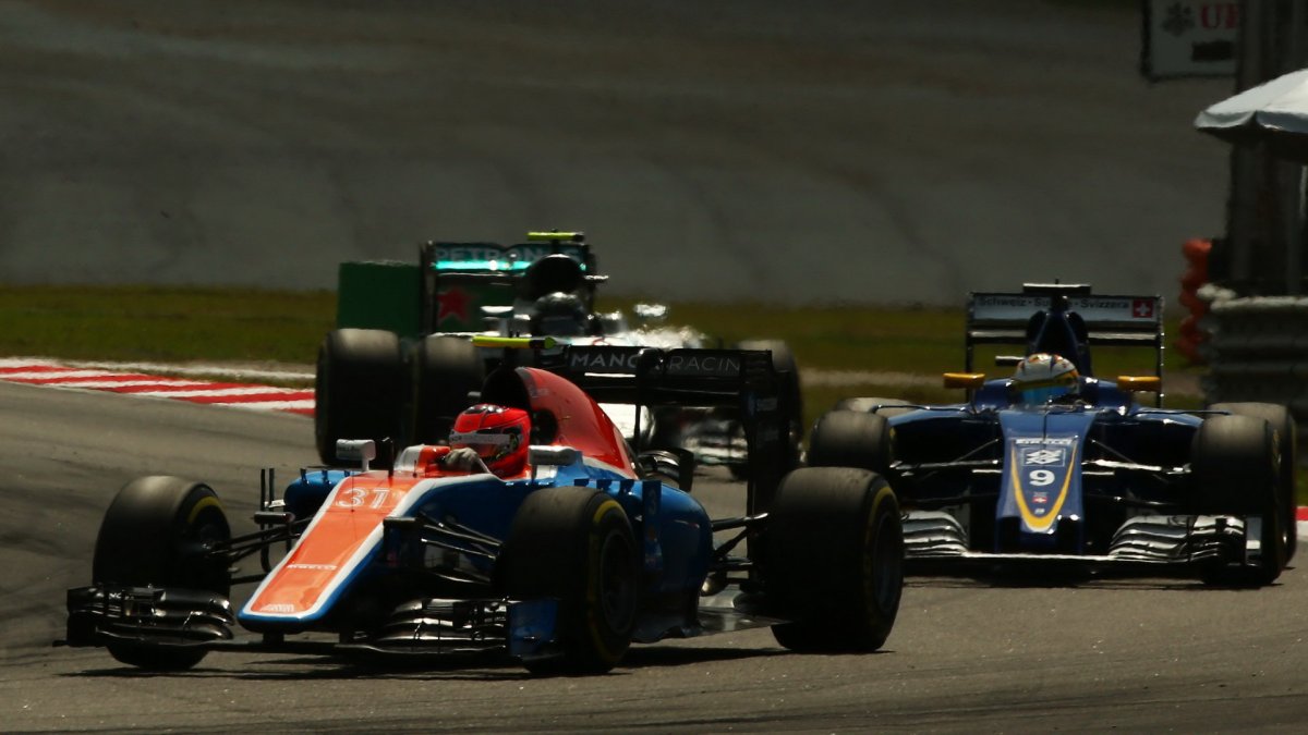 Esteban Ocon a Marcus Ericsson  v závodě v Malajsii