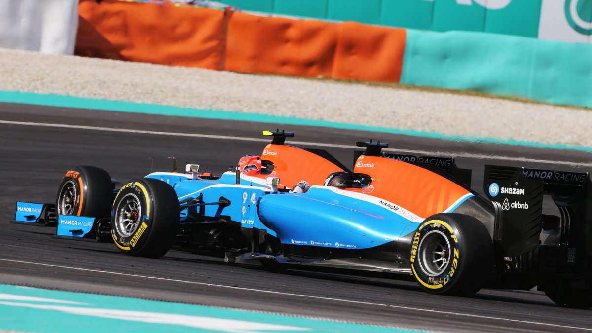 Esteban Ocon a Pascal Wehrlein v závodě v Malajsii