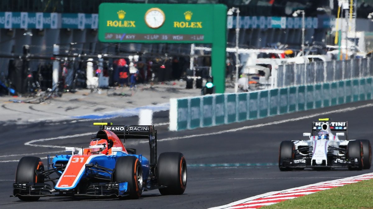 Esteban Ocon a Valtteri Bottas v závodě v Malajsii