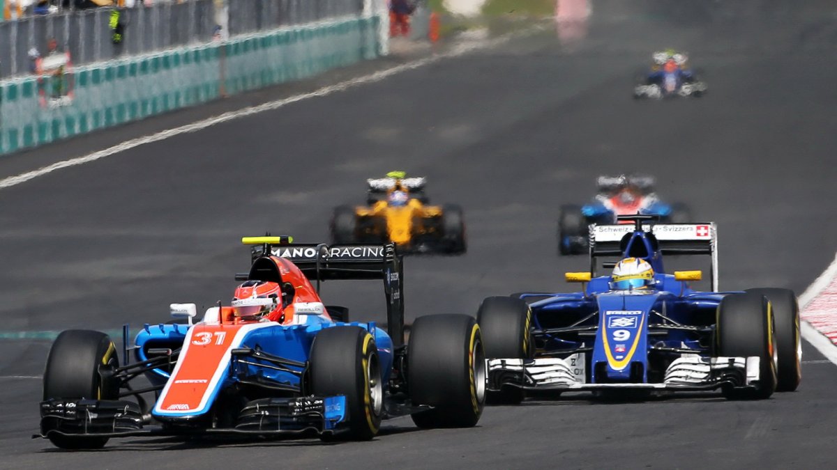 Esteban Ocon a Marcus Ericsson v závodě v Malajsii