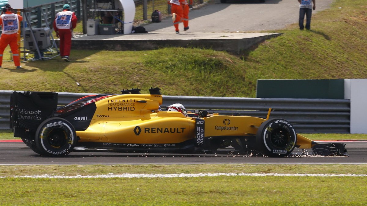 Kevin Magnussen s poškozeným předním křídlem jiskří v závodě v Malajsii